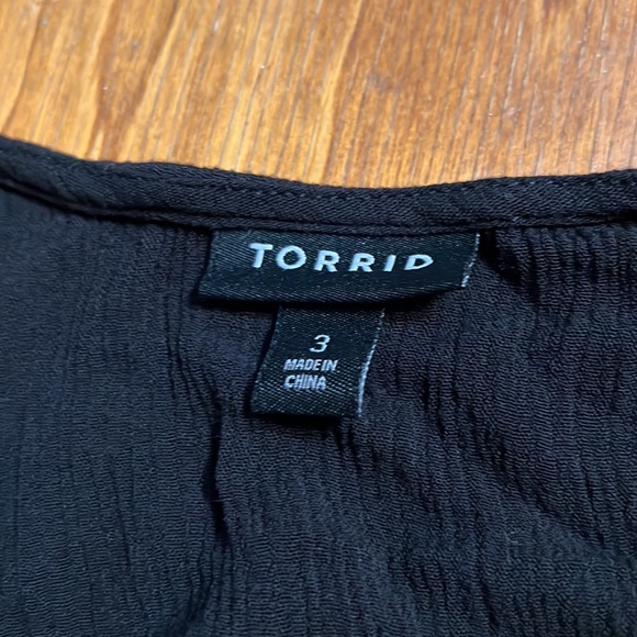 Torrid Crossover tie peplum top - Picture 2 of 3